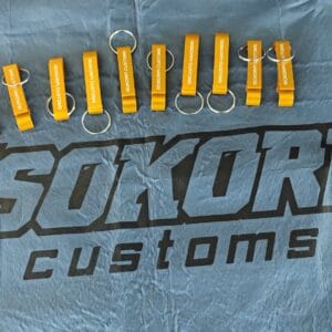 Isokorpi Customs Drift Team Avaimenperä pullonavaajalla