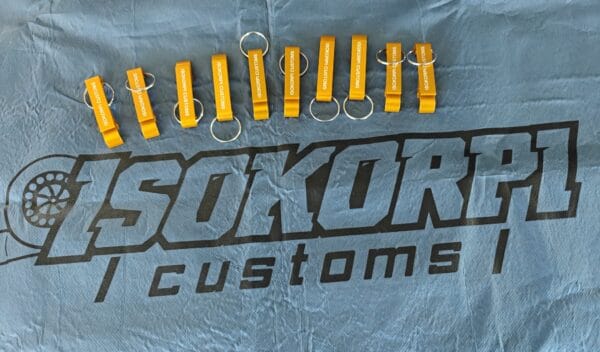 Isokorpi Customs Drift Team Avaimenperä pullonavaajalla